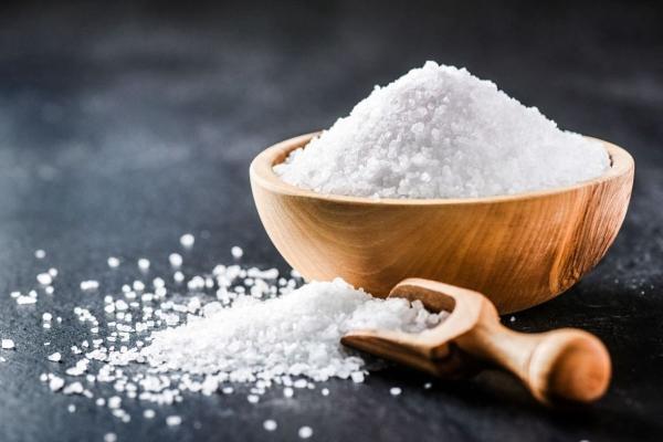 خوردن نمک زیاد چه بلایی سرتان می آورد خوردن نمک زیاد چه بلایی سرتان می آورد
